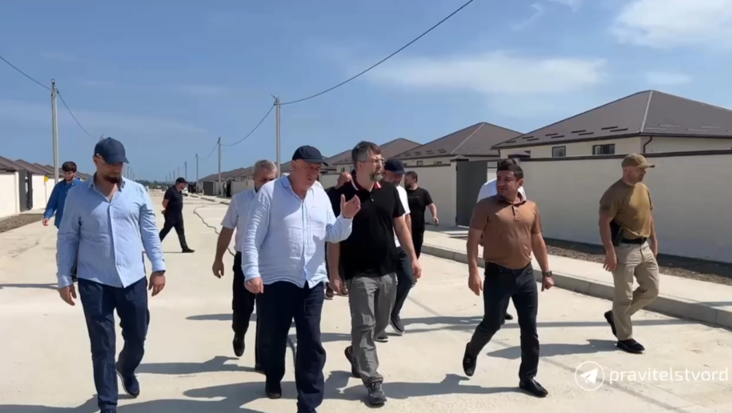 Премьер Дагестан осмотрел квартал для пострадавших от паводков