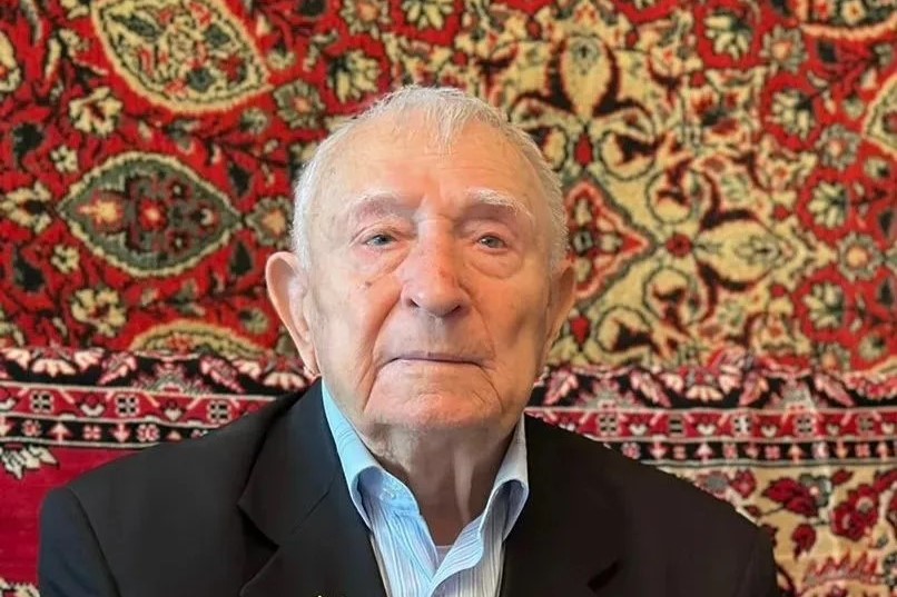 Премьер Дагестана поздравил 99-летнего ветерана Юрия Петрухина с днём рождения