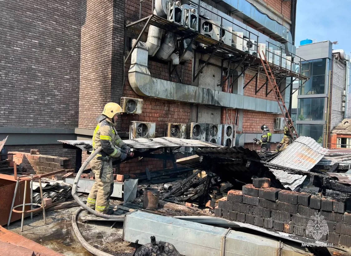 В Махачкале ликвидировали пожар в шаурмичной