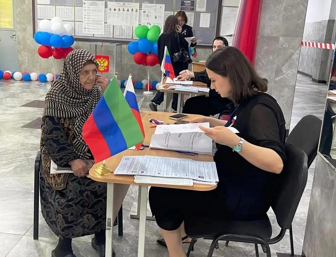 На избирательных участках Дагестана первыми голосуют пожилые люди