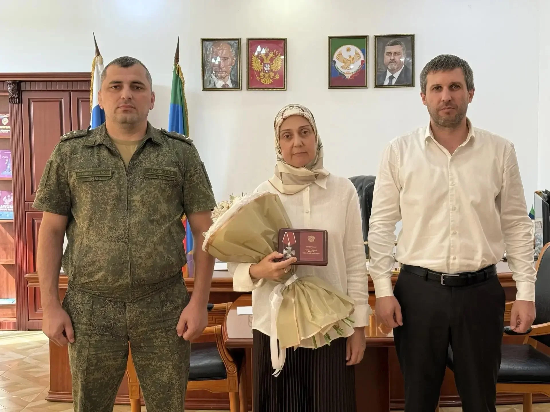 Семье погибшего бойца из Тарумовского района передали орден Мужества