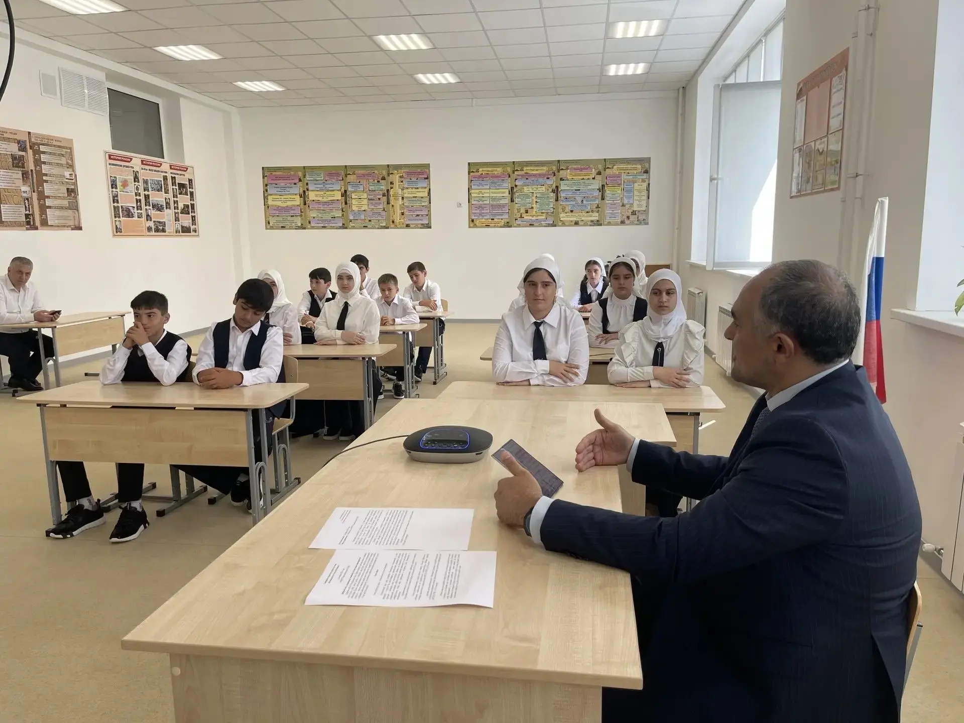 Юрий Гамзатов провёл для учеников школы в Какамахи урок по информационной безопасности