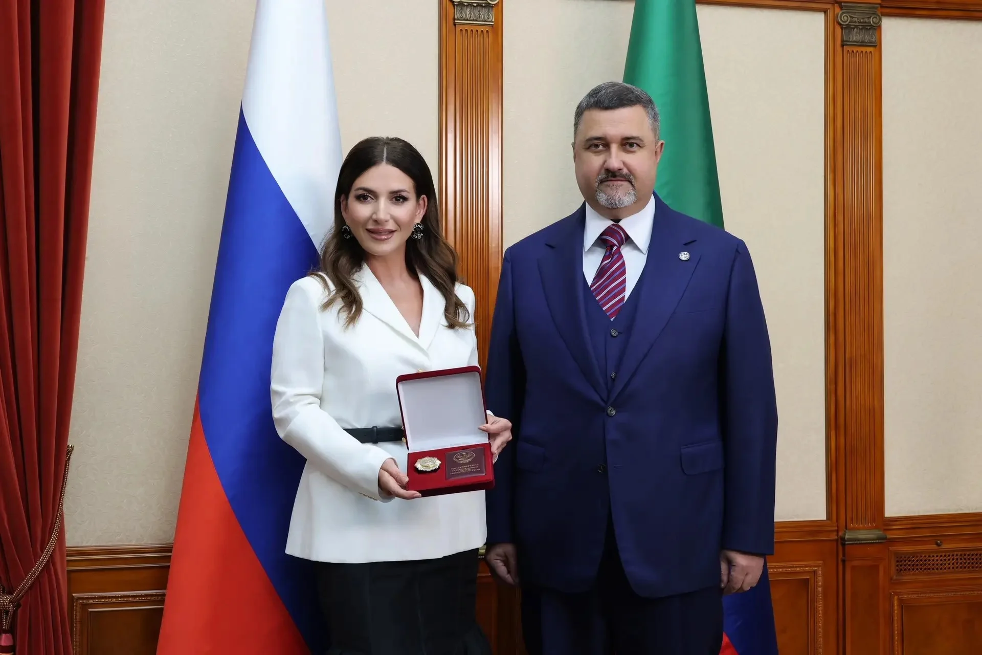 Щукин вручил певице Жасмин почетный знак Дагестана
