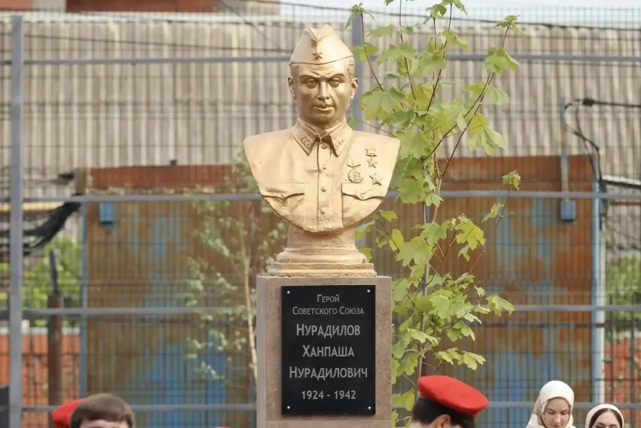 Щукин возложил цветы к памятнику Ханпаши Нурадилова на открытии школы в Хасавюрте