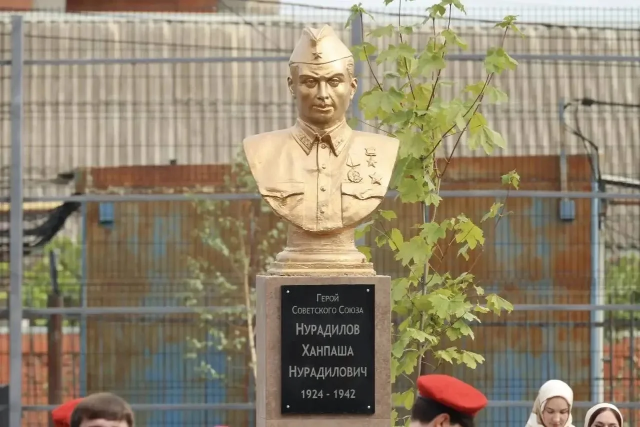 Щукин возложил цветы к памятнику Ханпаши Нурадилова на открытии школы в Хасавюрте