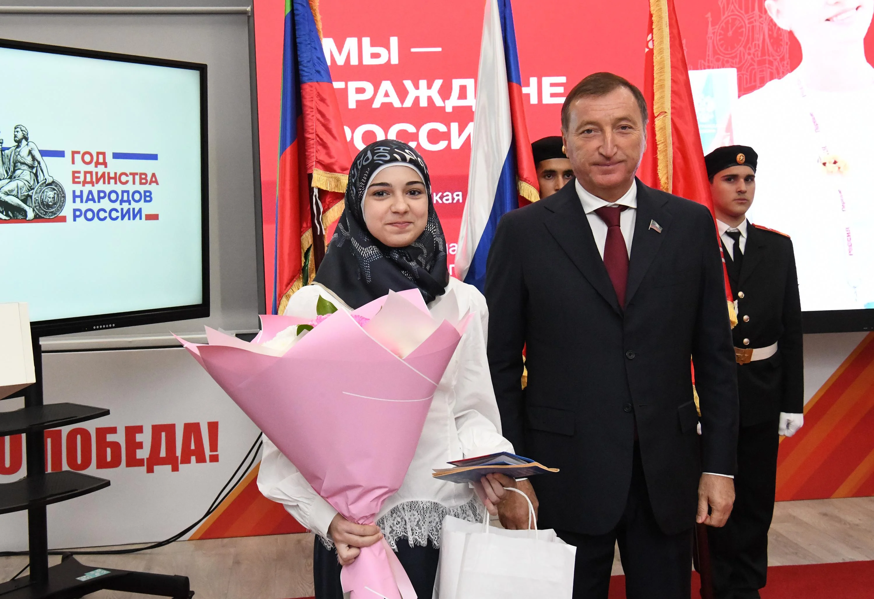 Заур Аскендеров вручил паспорта школьникам в музее Боевой славы Махачкалы