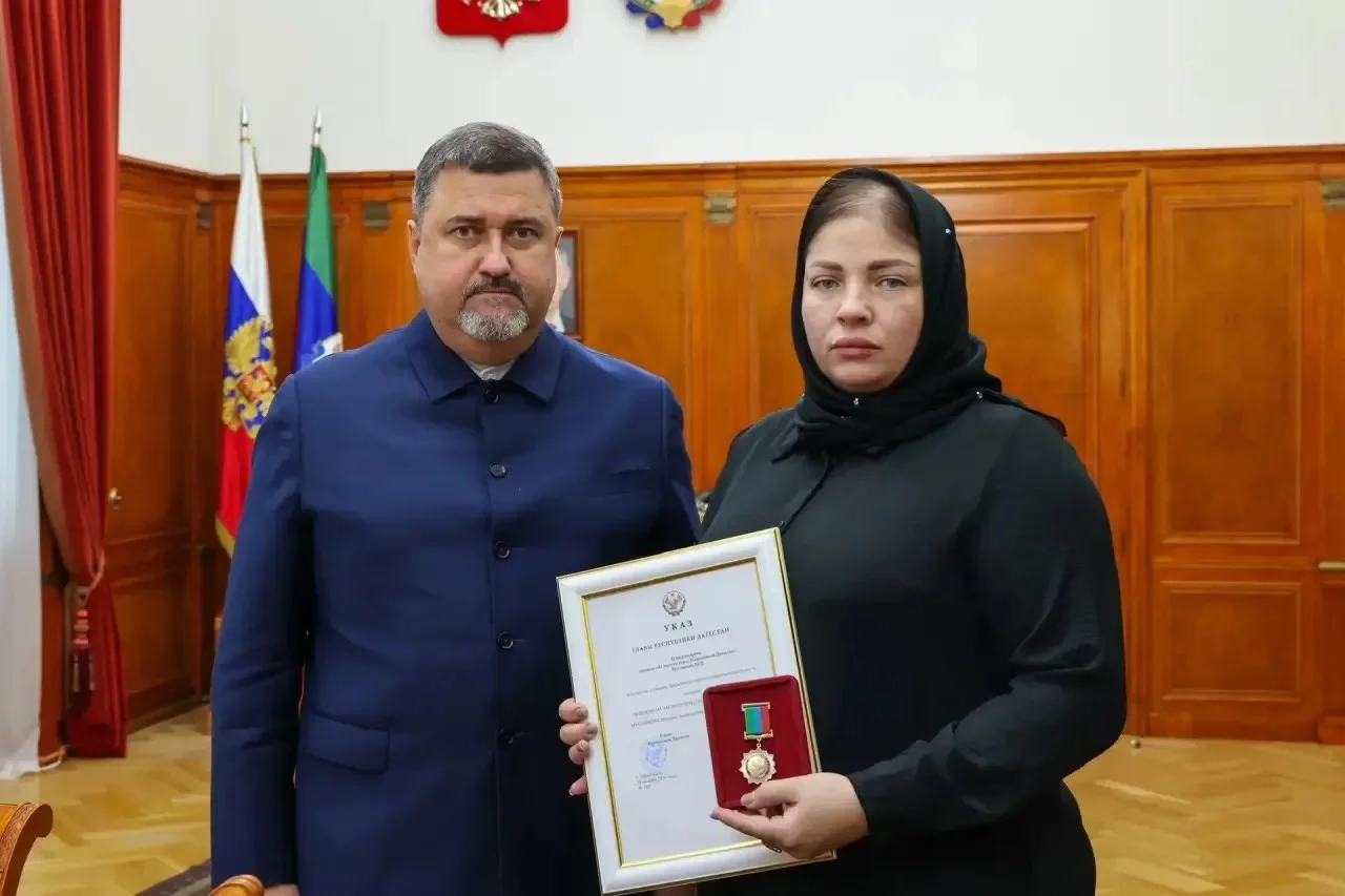 Вдове Героя России Муслима Муслимова вручили орден Мужества и высшую награду Дагестана