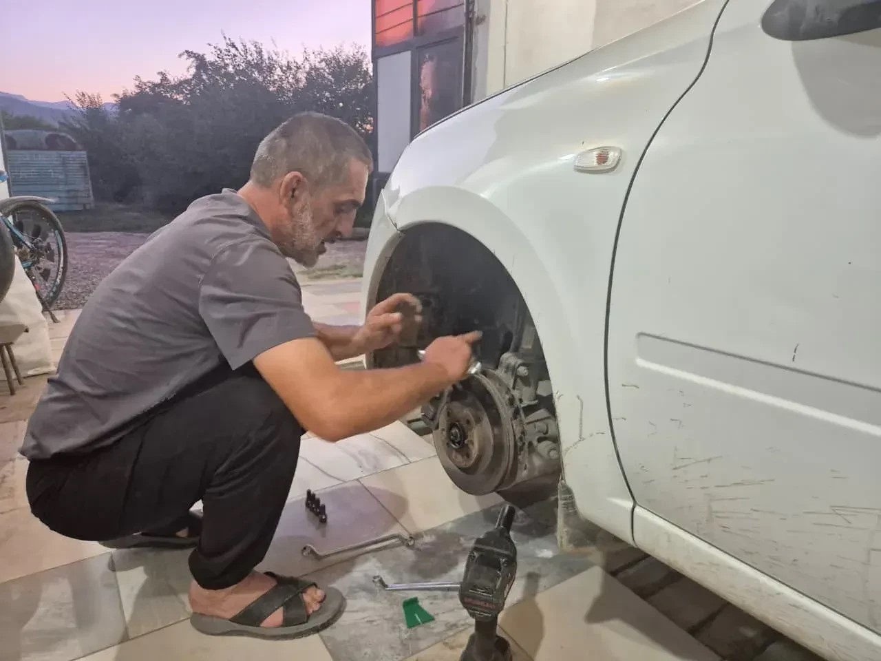 Участник СВО из Казбековского района открыл автомастерскую по соцконтракту