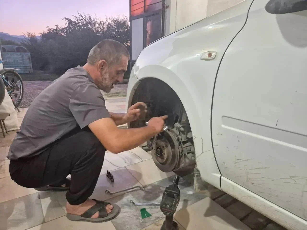 Участник СВО из Казбековского района открыл автомастерскую по соцконтракту