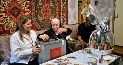 В Махачкале 88-летней избирательнице помогли проголосовать на дому