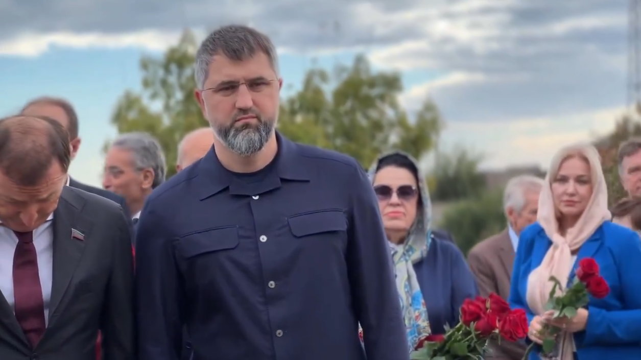 Премьер Дагестана возложил цветы к могиле Расула Гамзатова на Тарки-Тау
