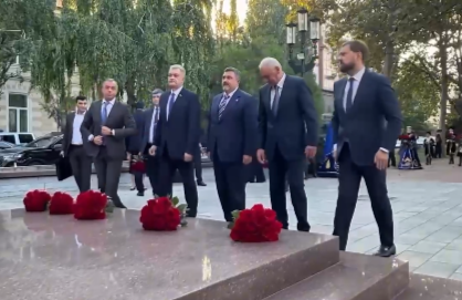 В Махачкале почтили память Расула Гамзатова и Магомедали Магомедова