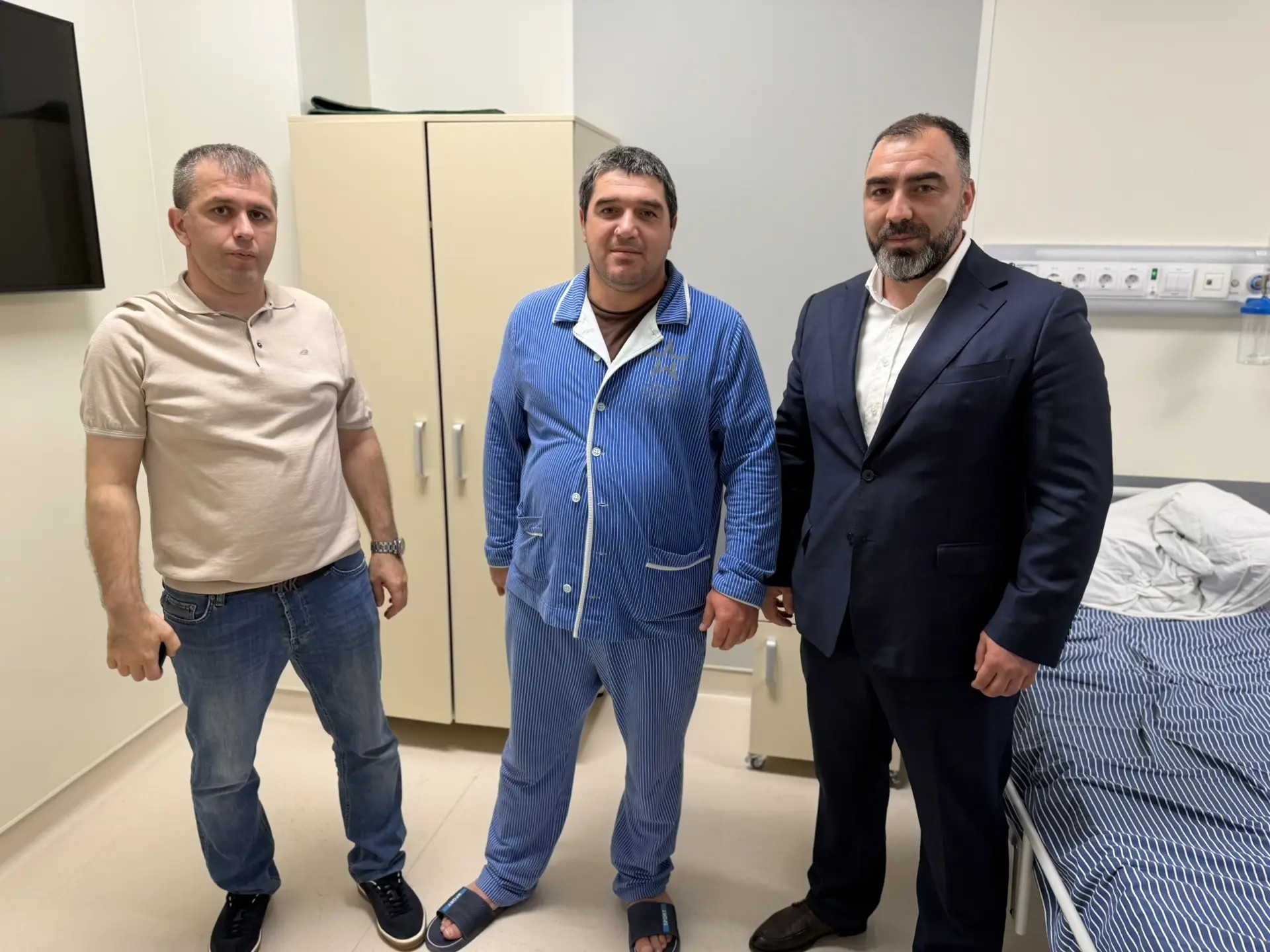 Герой России Набиев и замминистра здравоохранения Дагестана посетили военный госпиталь