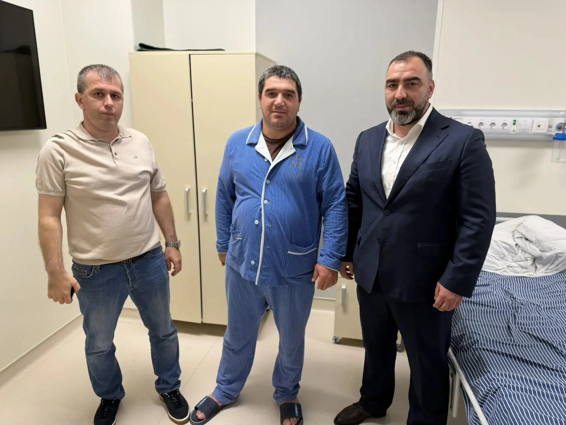 Герой России Набиев и замминистра здравоохранения Дагестана посетили военный госпиталь