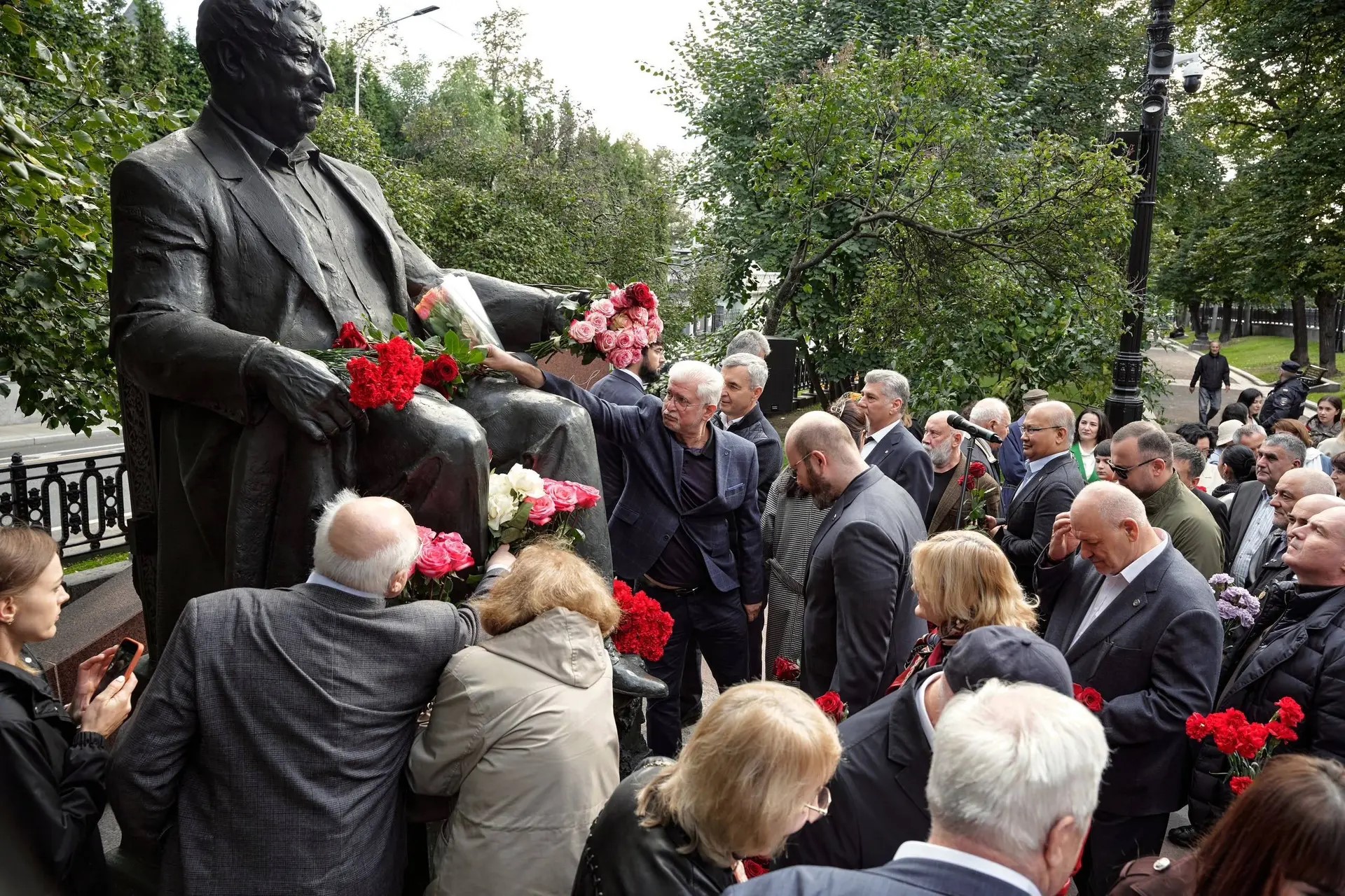 В Москве возложили цветы к памятнику Расула Гамзатова