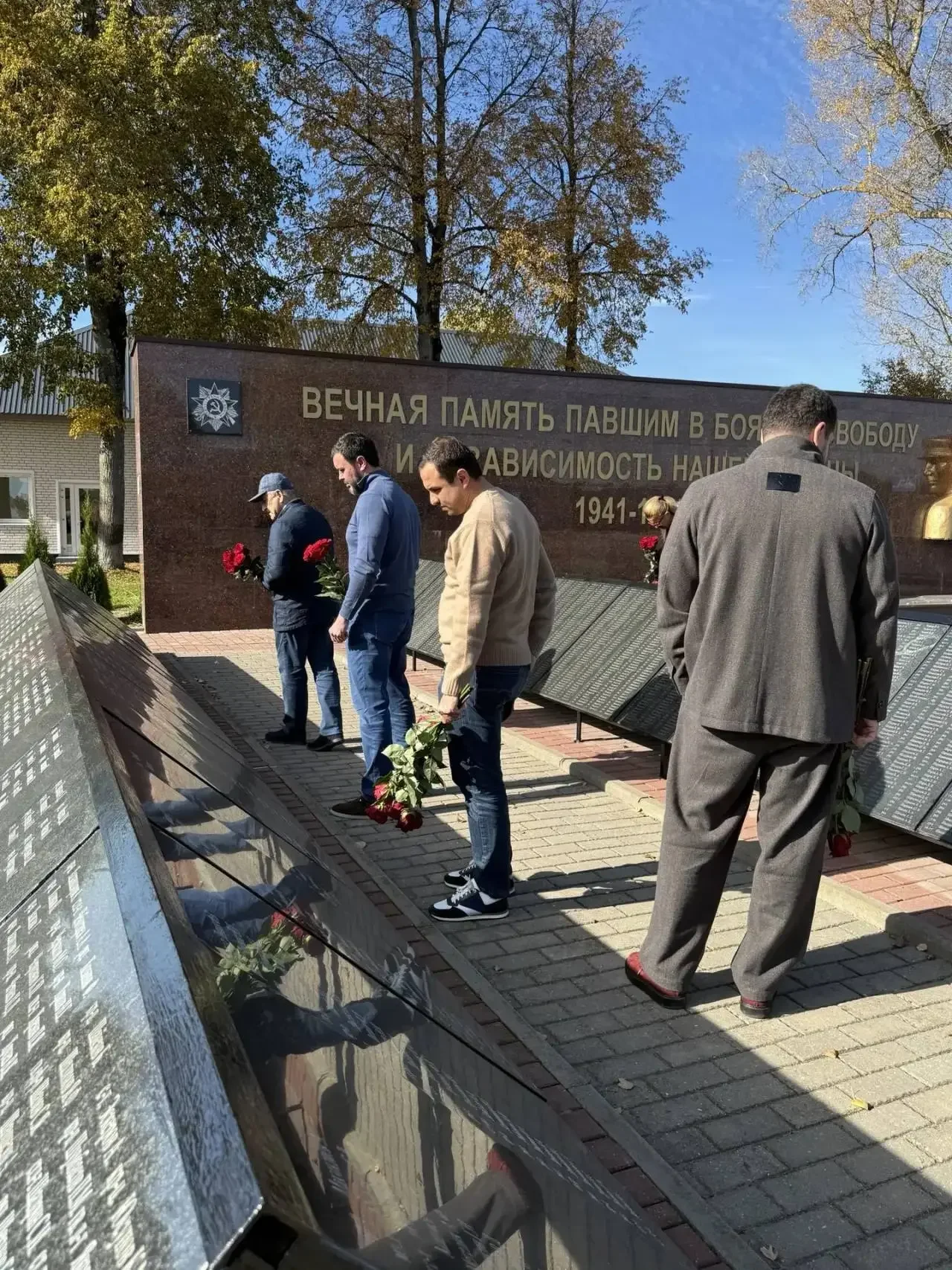 Делегация Дагестана возложила цветы к мемориалу защитникам Витебска