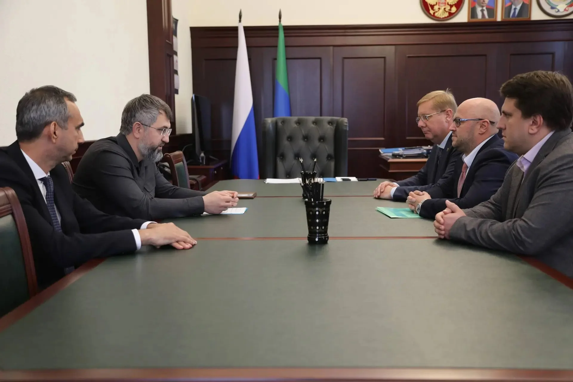 Рамазанов и Смирнов обсудили работу Росреестра в Дагестане