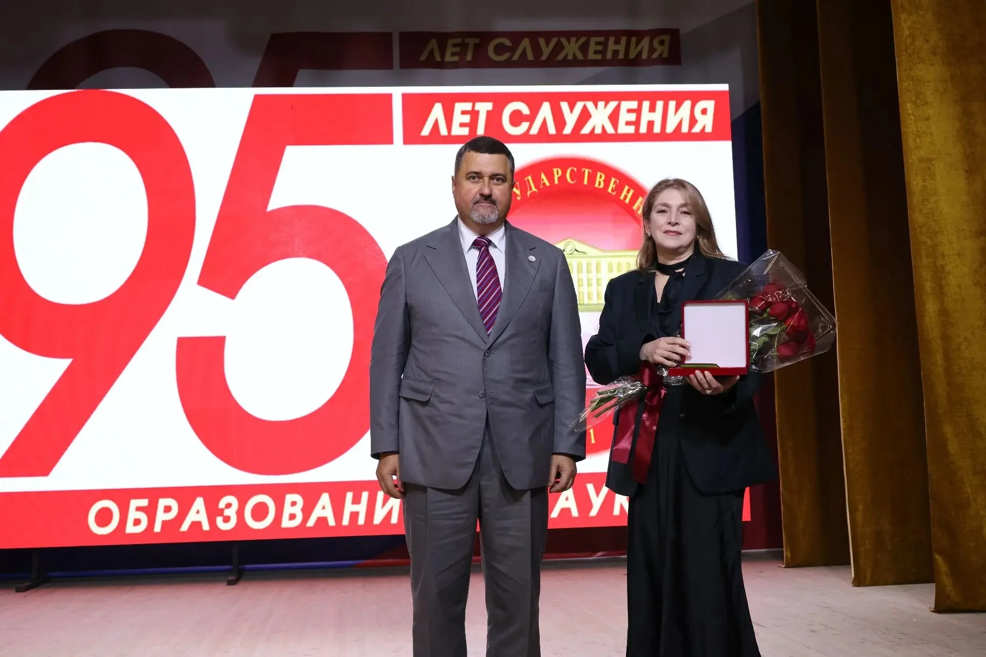 Щукин вручил награды сотрудникам Даггосуниверситета