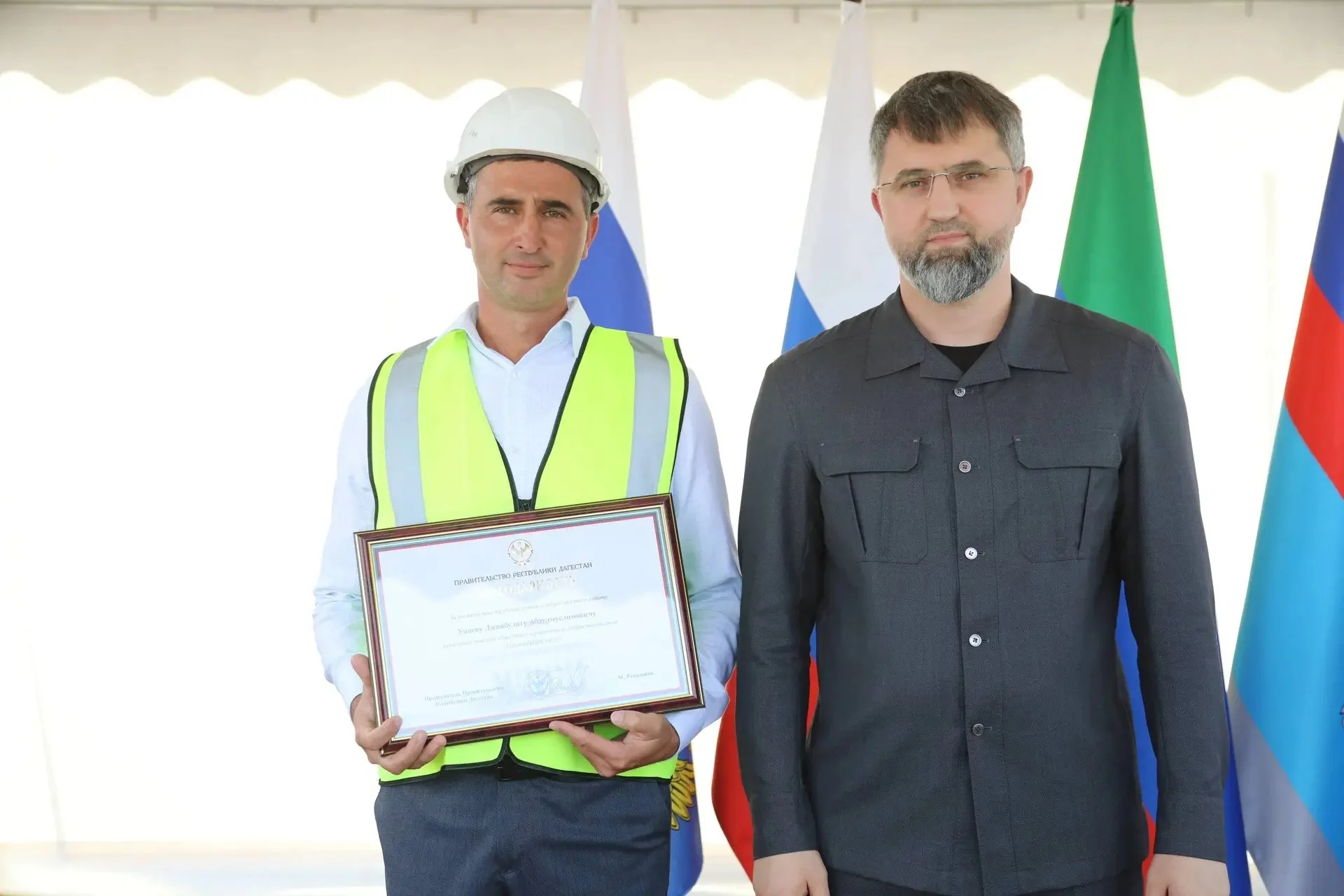 Магомед Рамазанов наградил строителей моста через Сулак