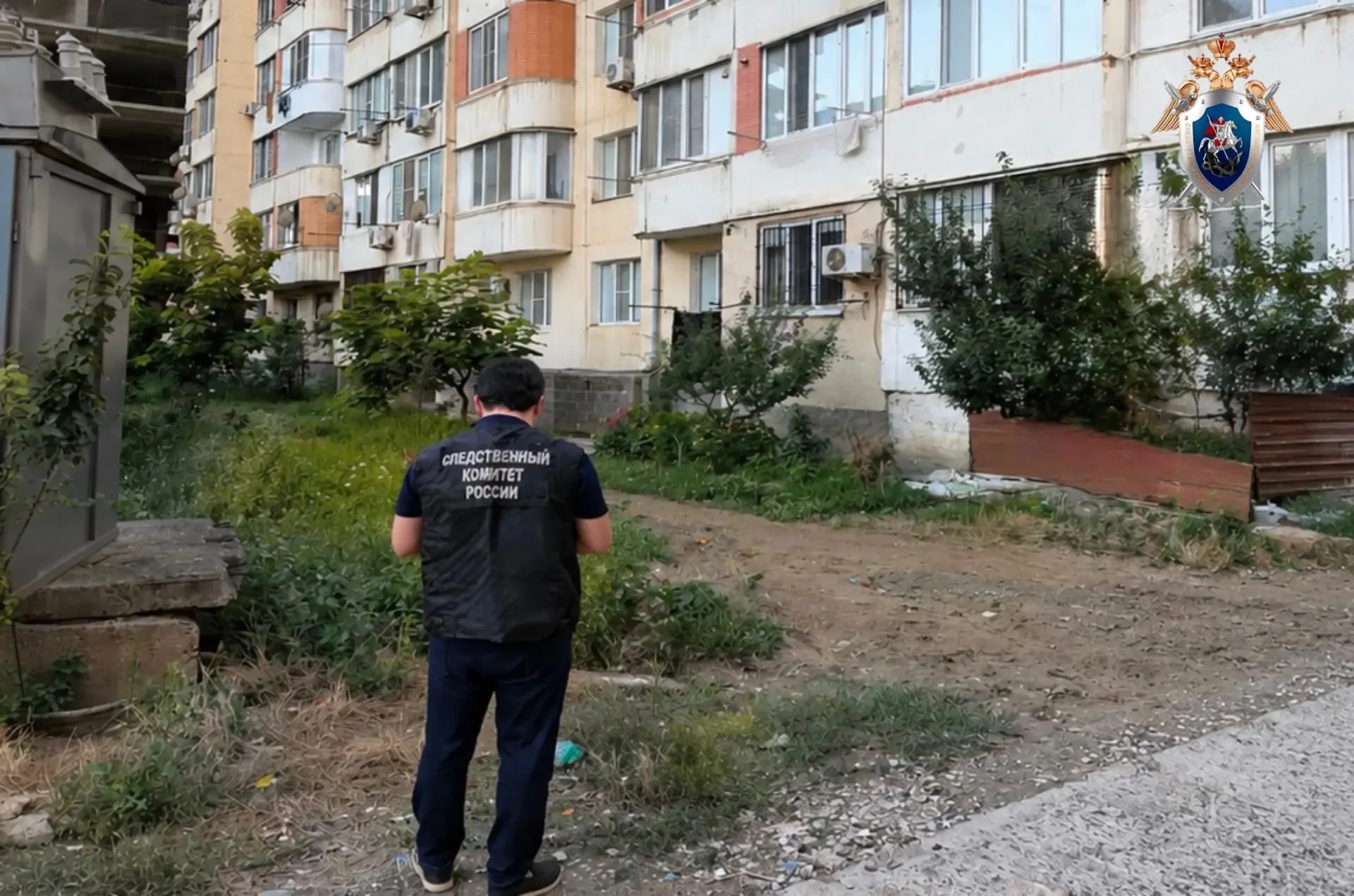 В Каспийске возбудили уголовное дело после падения девочки из окна
