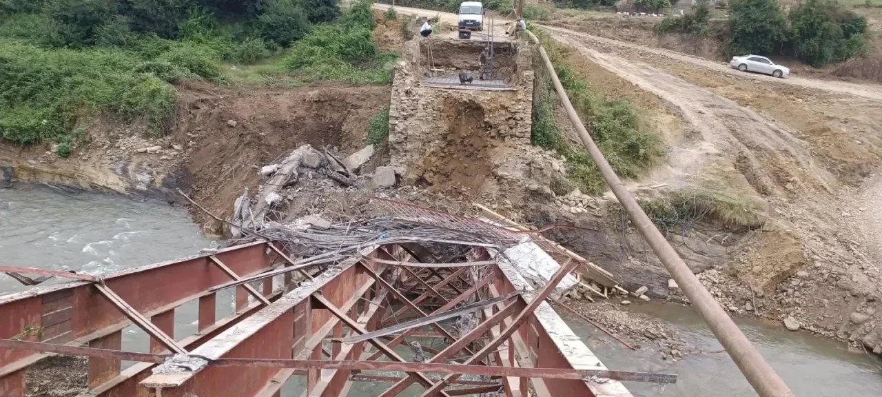 В Табасаранском районе начали установку временного моста вместо обрушившегося