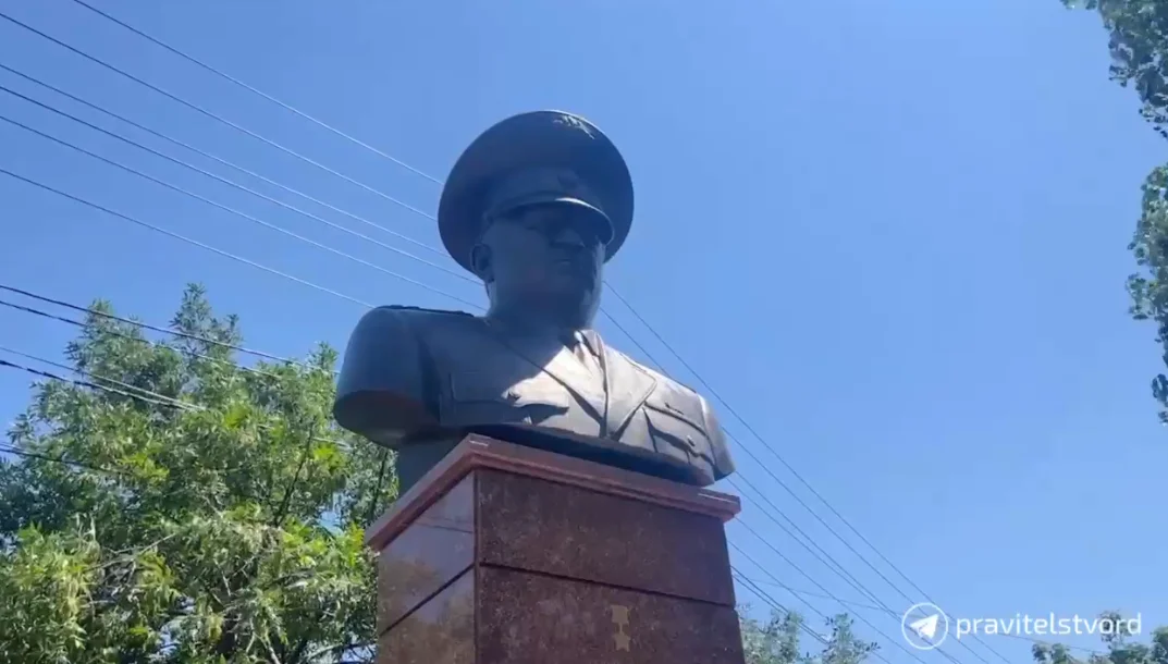 В Махачкале открыли памятнк экс-главе МВД Дагестана Адильгерею Магомедтагирову