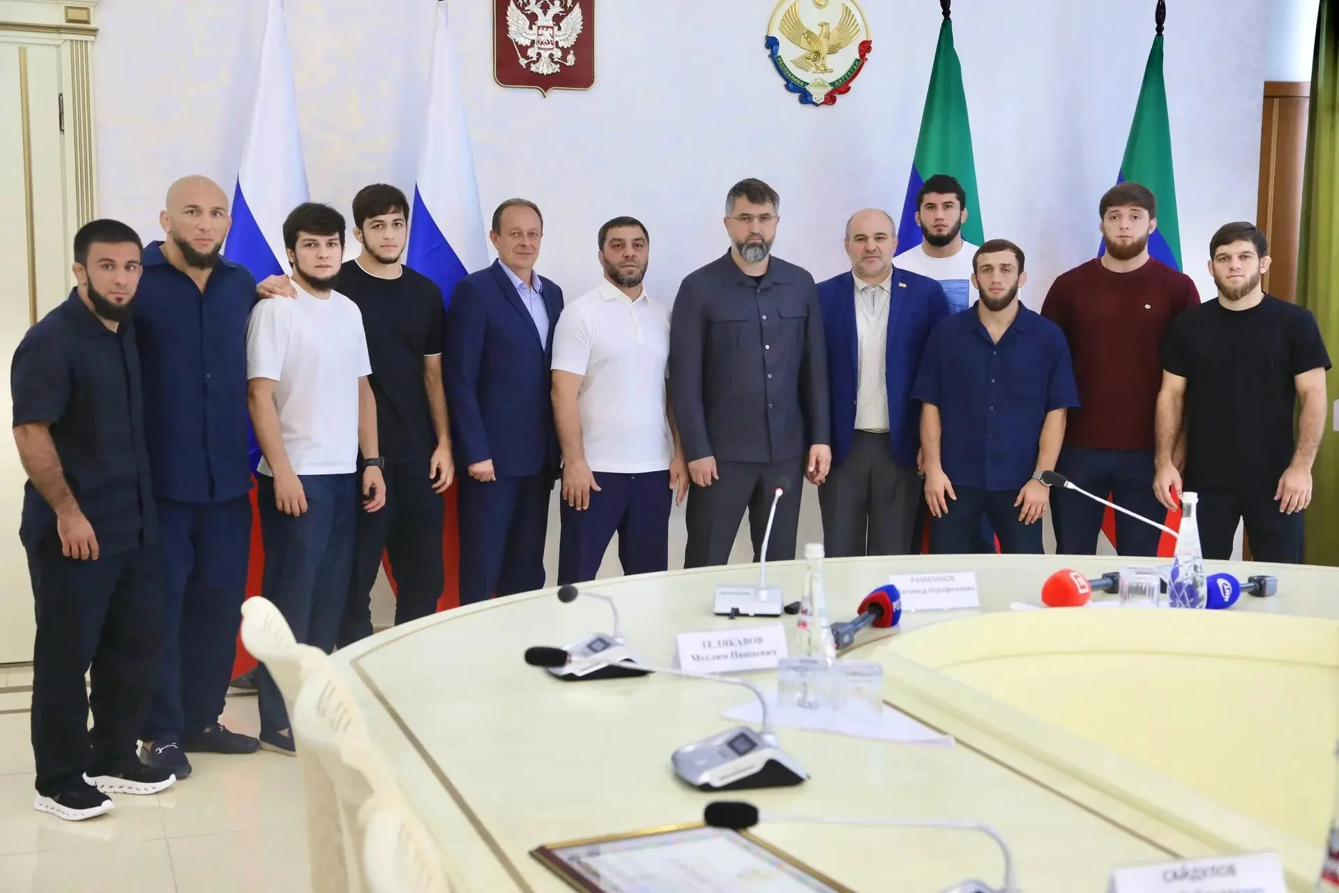 Премьер Дагестана наградил вольников за успех на чемпионате России