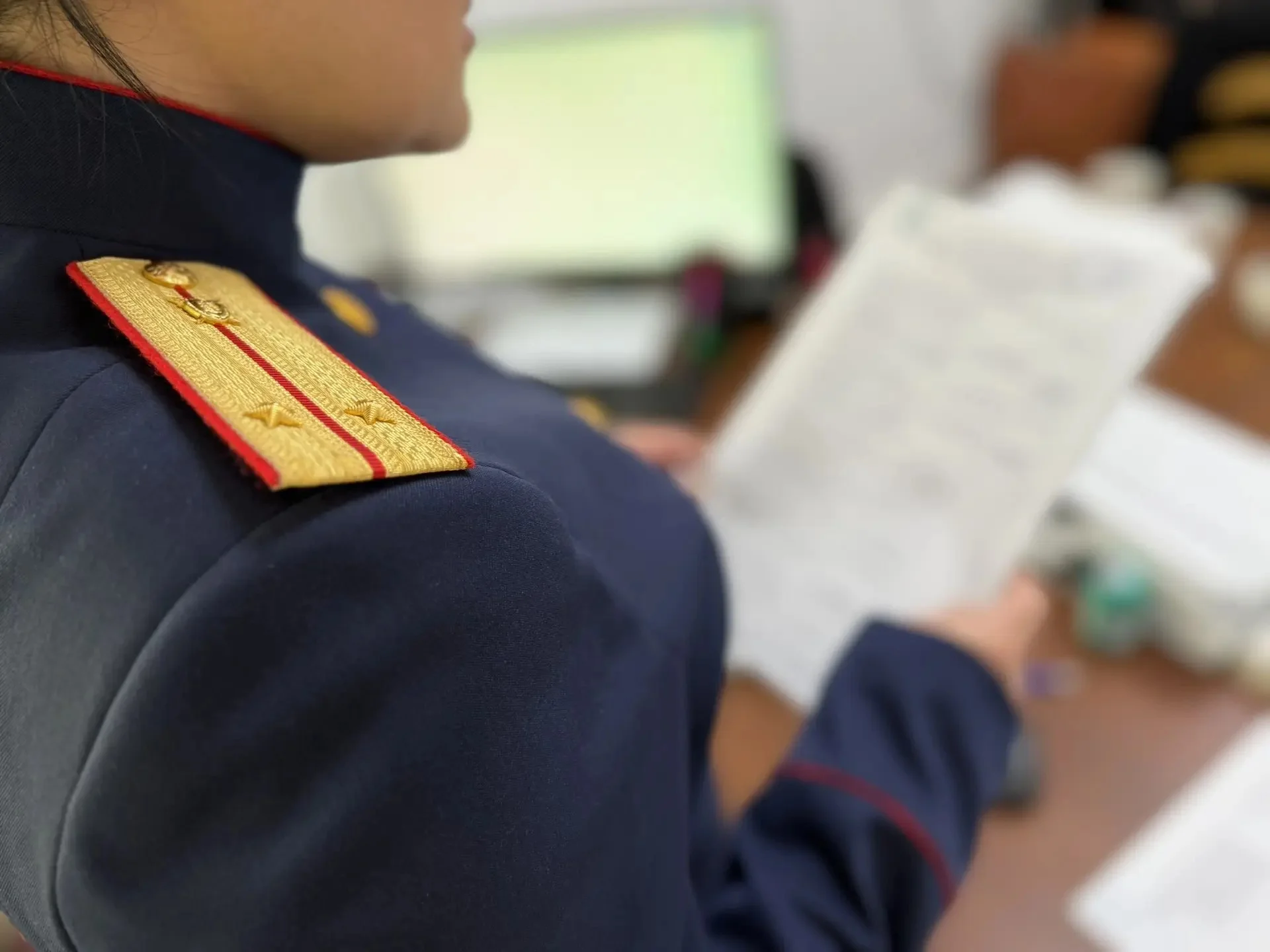 В Каспийске трехлетняя выпала из окна пятого этажа