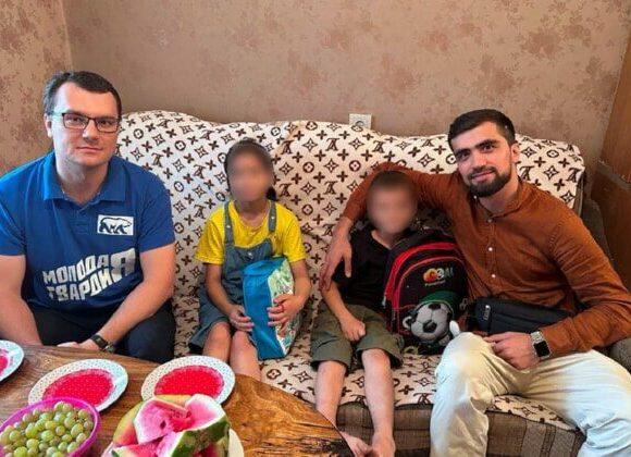 Активисты "Молодой Гвардии ЕР" присоединились к акции «Собери ребенка в школу».