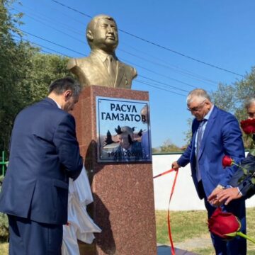 Бюст Р.Гамзатову в Кизилюрте