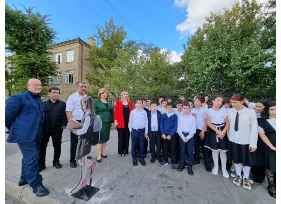 На пешеходном переходе в Махачкале появились макеты «шагающих школьников»