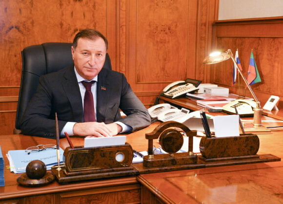 Заур Аксендеров поздравил работников образования с Днем учителя