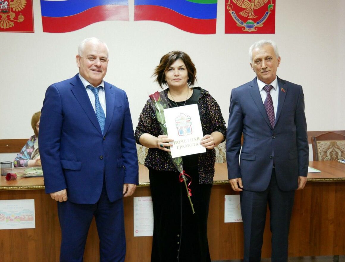 В Дагестанских Огнях наградили лучших педагогов