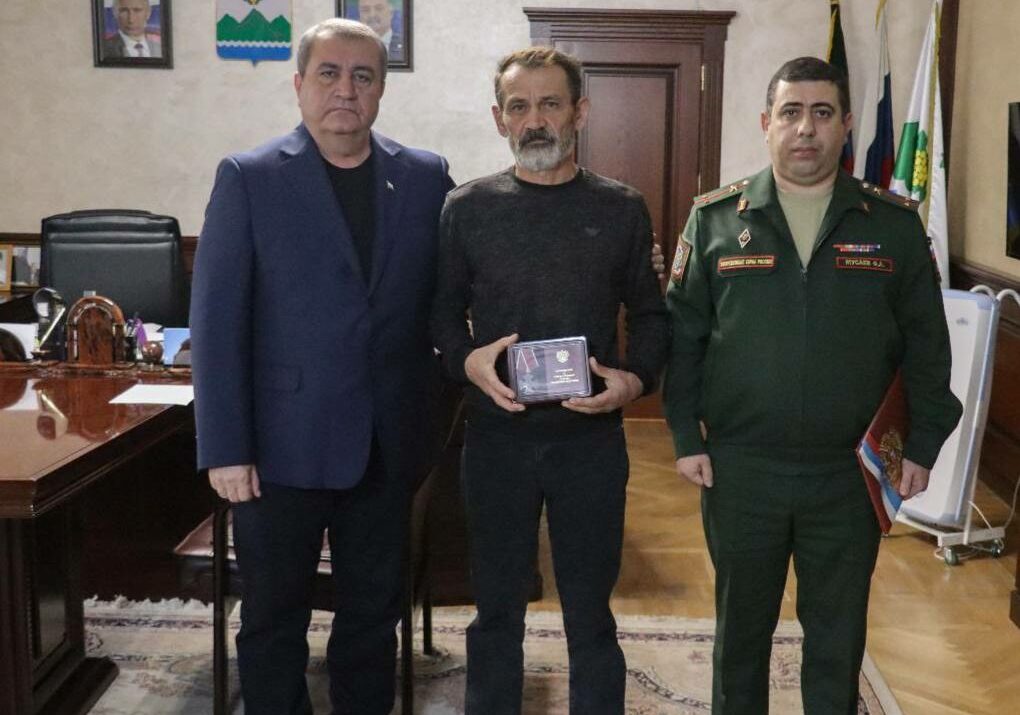 Пяти семьям погибших героев СВО передали ордена Мужества в Дербентском районе