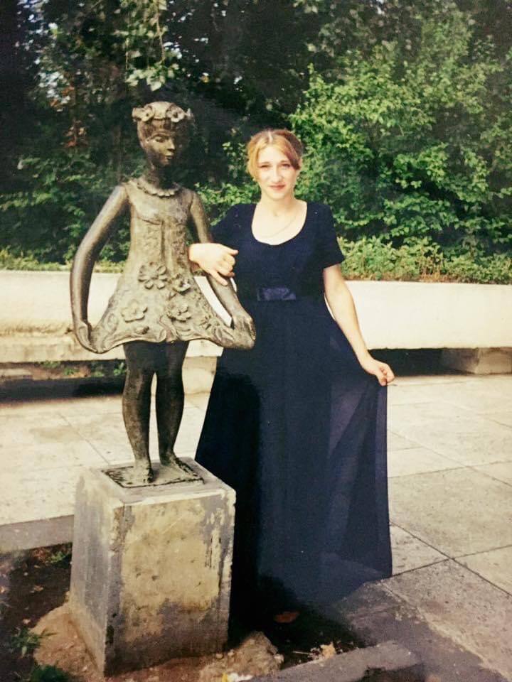 Памятник "Девочка с цветами" Ягудаева
