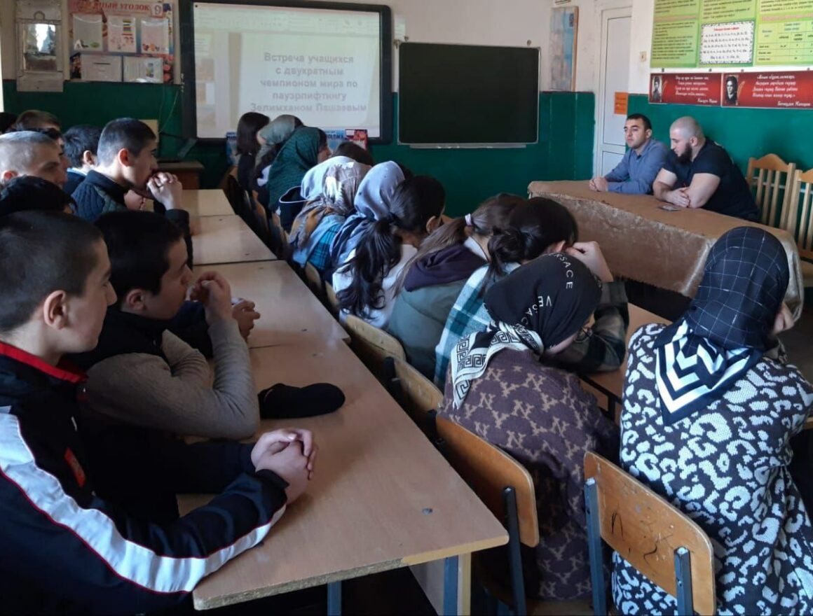 Чемпион мира по пауэрлифтингу встретился со школьниками Хивского района