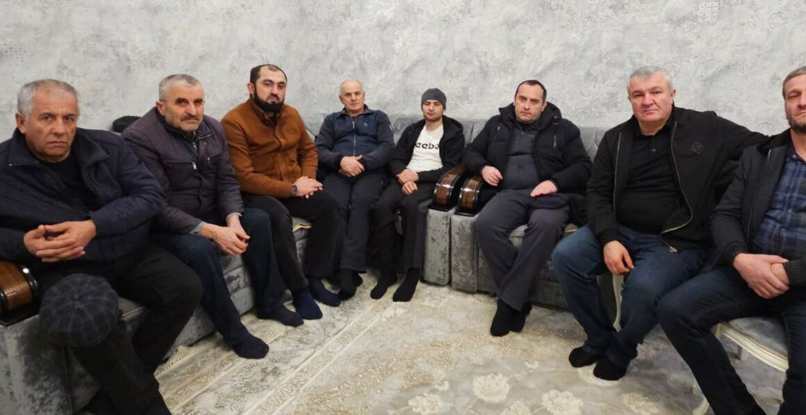В Каякентском районе муниципальные власти навестили участника СВО