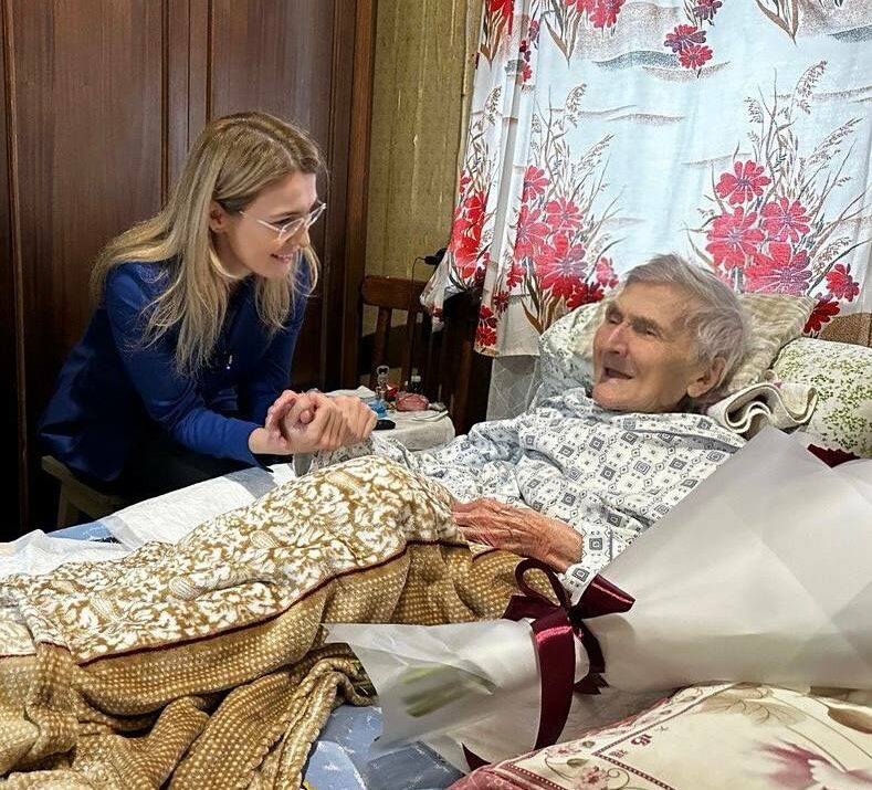 Эмилия Раджабова навестила блокадницу в Махачкале