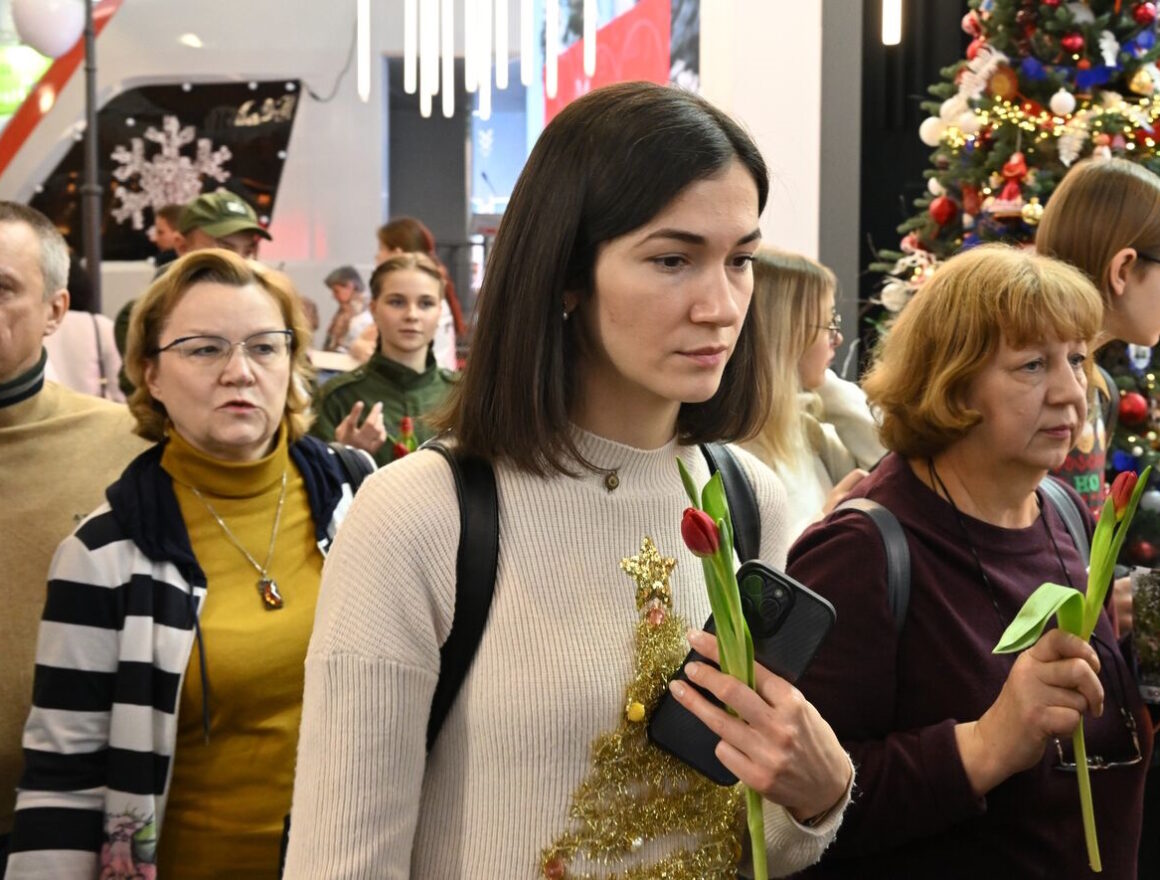 Посетители выставки "Россия" поддержали белгородцев тюльпанами