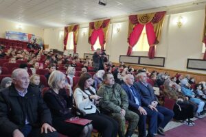 "Единая Россия" организовала новогодний праздник для детей из Ботлихского района