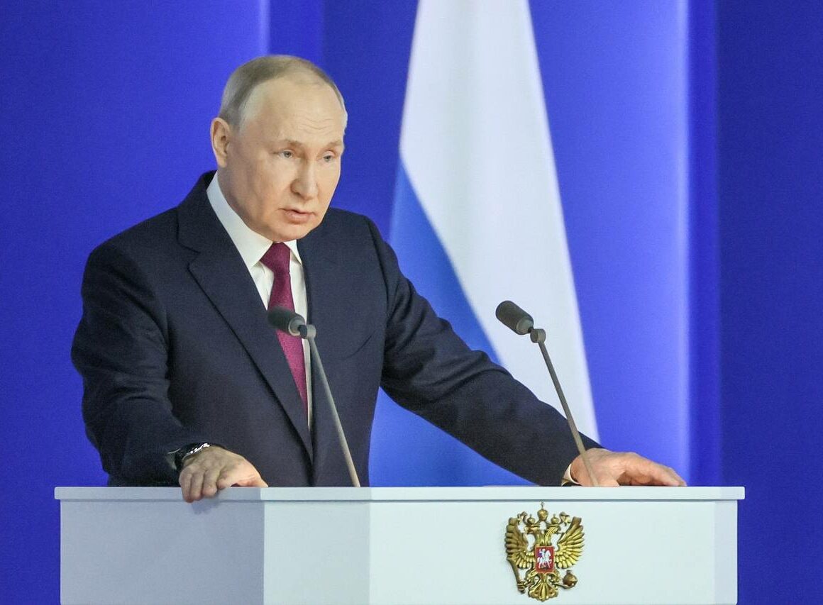 Владимир Путин выступает с посланием к Федеральному Собранию