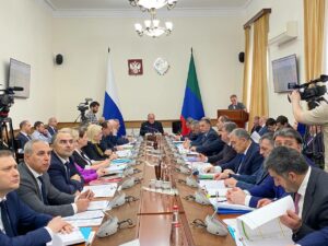 Правительство РД запустили прямое включение с заседания министров