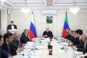 Абдулмуслим Абдулмуслимов провел совещание по вопросам развития г.Хасавюрт