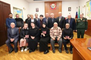 Магомед Курбанов вручил ордена мужества родным погибших на СВО