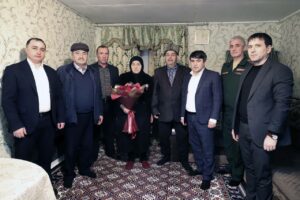 Глава Табасаранского района вручил награду многодетной матери