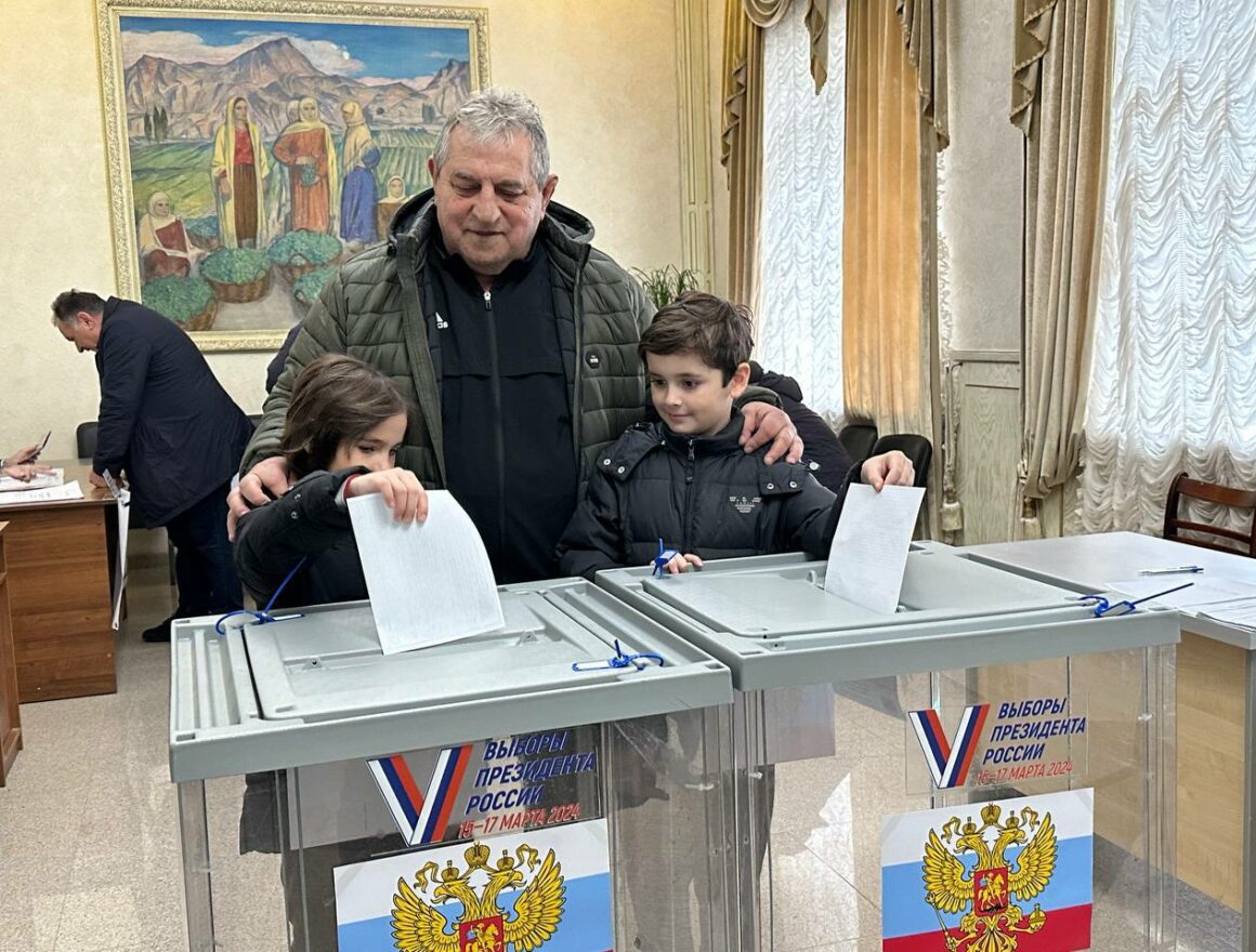 Александр Маркаров с семьей принимают участие в выборах Президента