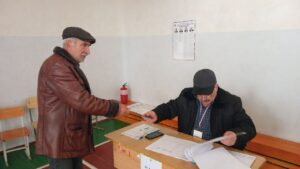 В Хивском районе избирателей встречают национальной музыкой