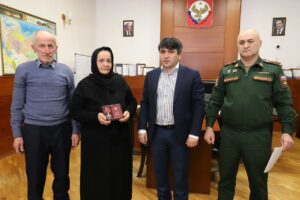 Магомед Курбанов вручил ордена Мужества семьям погибших военнослужащих