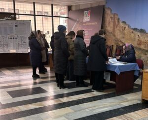 На УИК №1049 избиратели стоят в очереди к урнам для голосования