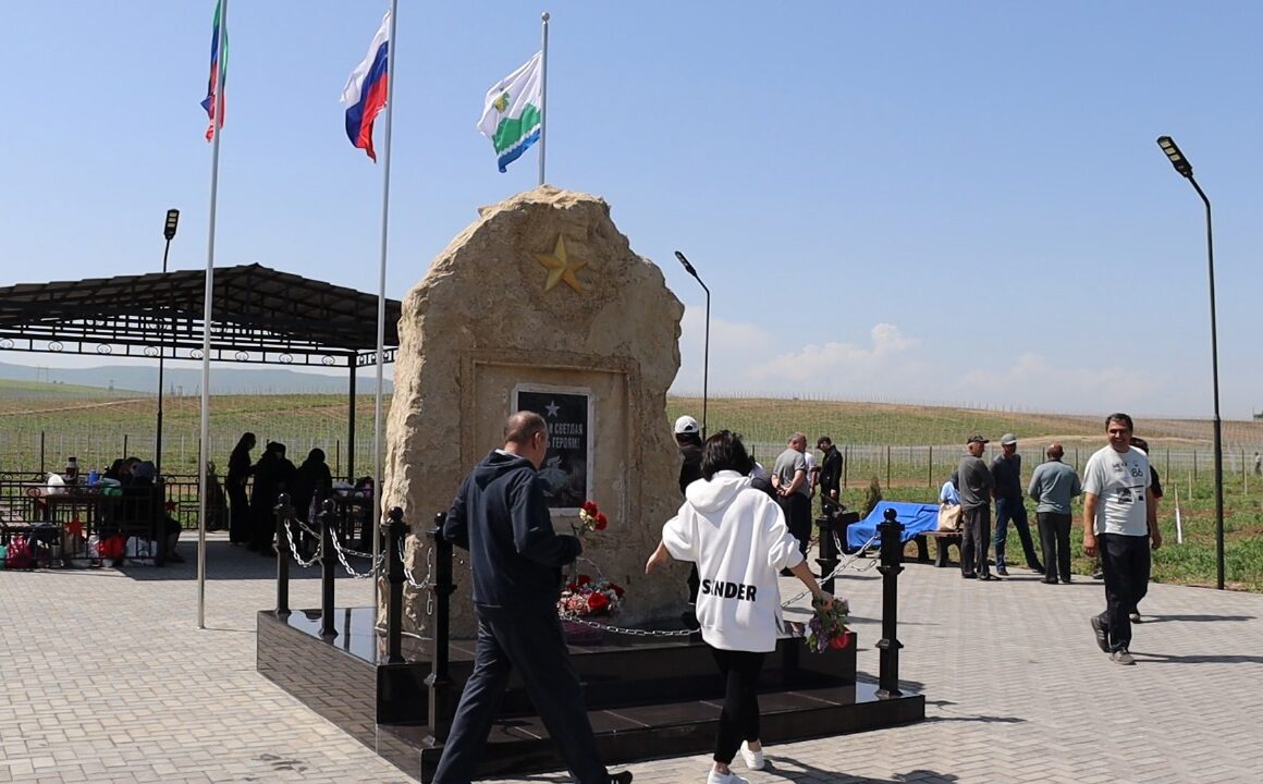 В Дербентском районе провели субботник в Саду памяти